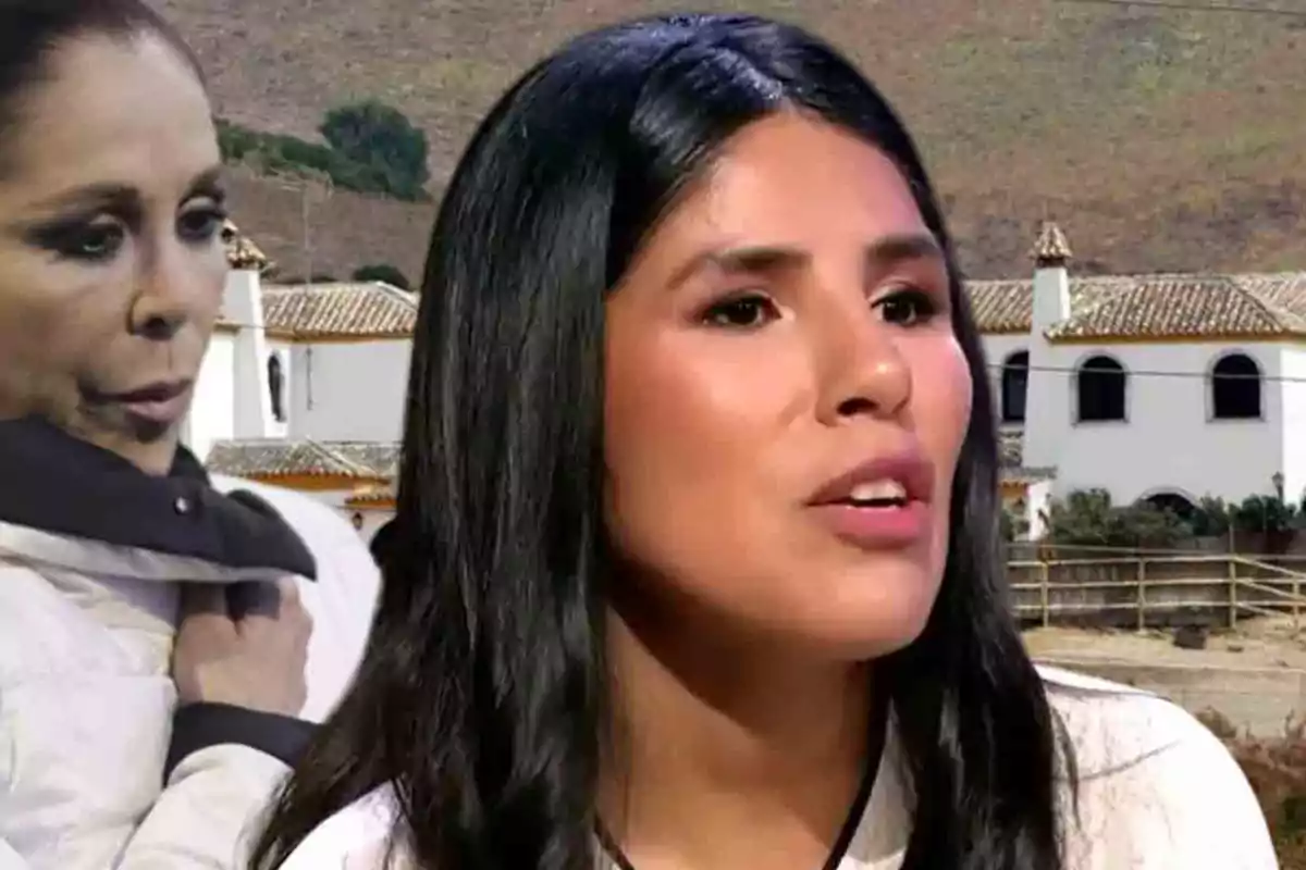 Dos mujeres en primer plano con un fondo de casas blancas y paisaje rural.