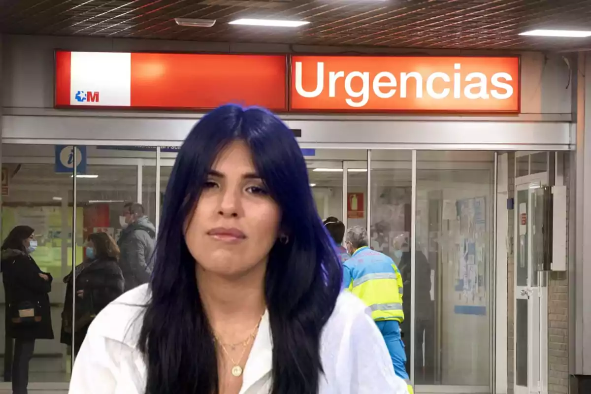 Isa Pantoja con camisa blanca y rostro serio, de fondo la entrada de urgencias de un hospital