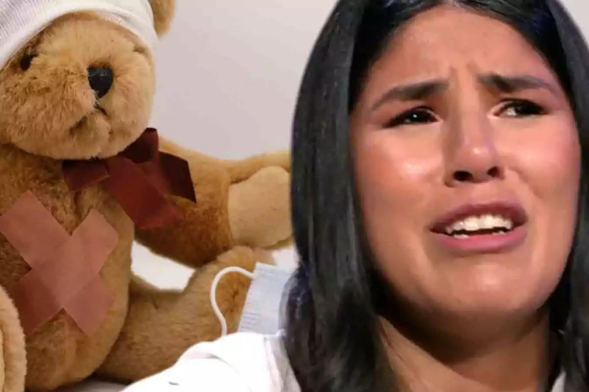 Una mujer llorando junto a un oso de peluche con vendas y curitas.