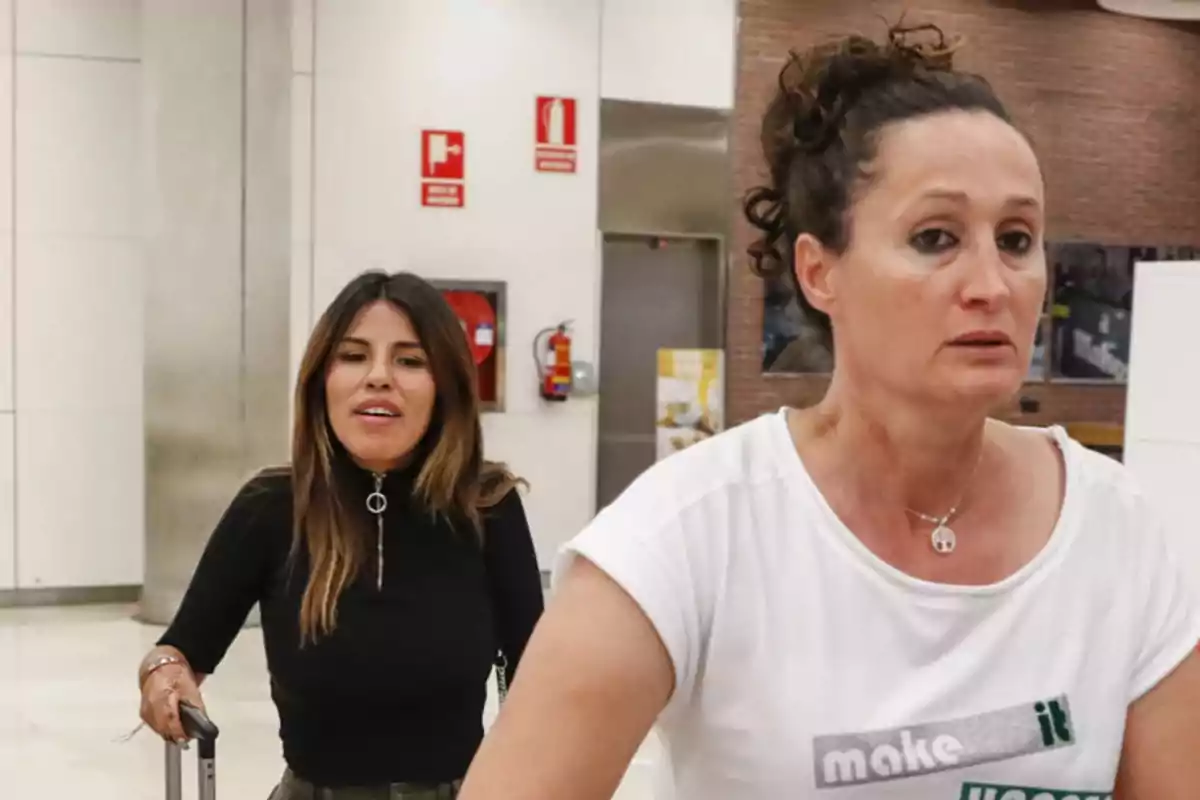 Isa Pantoja y Dulce Delapiedra en una estación con maletas