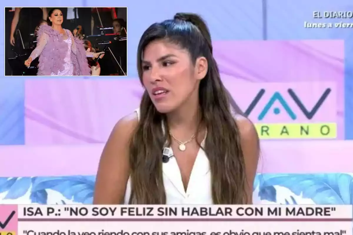 Una mujer con cabello largo y oscuro está sentada en un set de televisión, hablando sobre su relación con su madre, mientras en la esquina superior izquierda se muestra una imagen de otra mujer en un escenario.