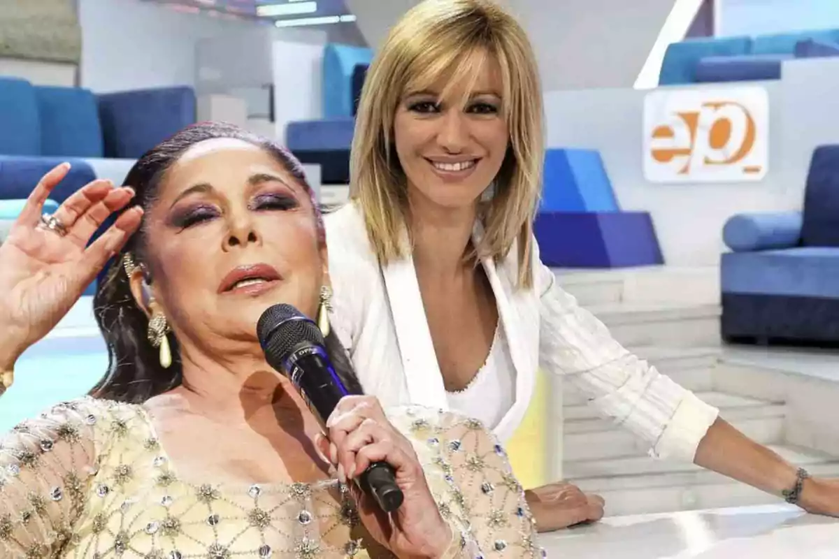 Dos mujeres en un set de televisión, una de ellas sostiene un micrófono mientras canta y la otra sonríe a la cámara.