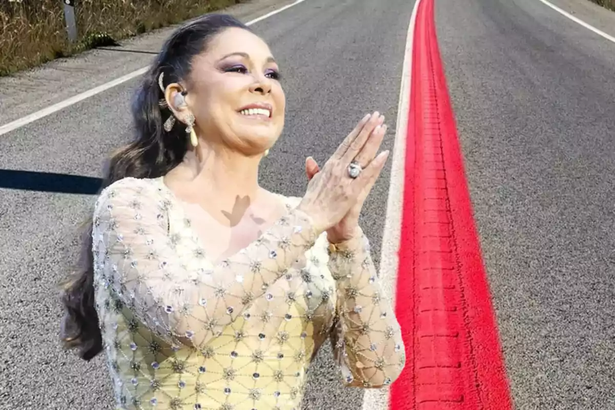 Una mujer sonriente con un vestido elegante y joyas está superpuesta sobre una carretera con una línea roja en el centro.