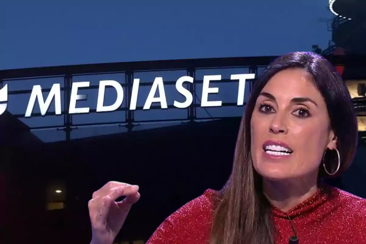 Mujer hablando frente a un edificio con el logo de Mediaset iluminado.