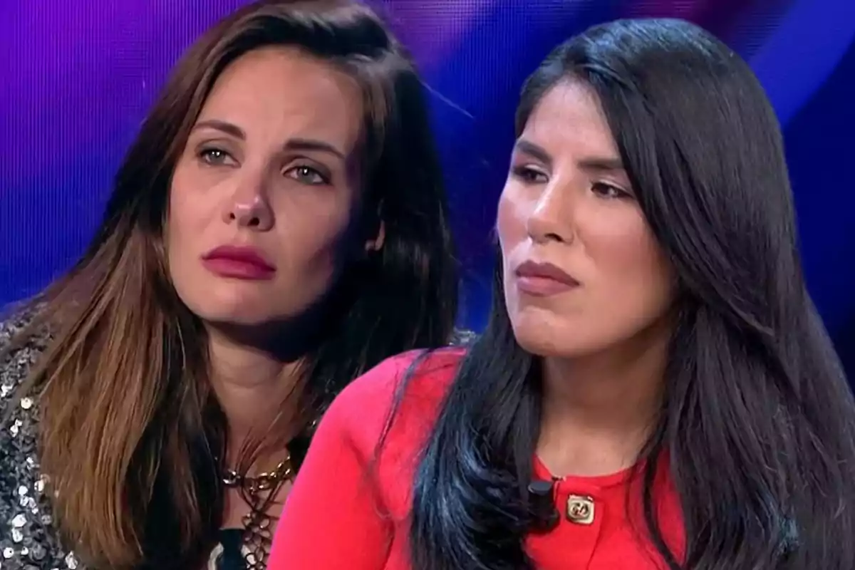 Dos mujeres con expresiones serias en un programa de televisión.