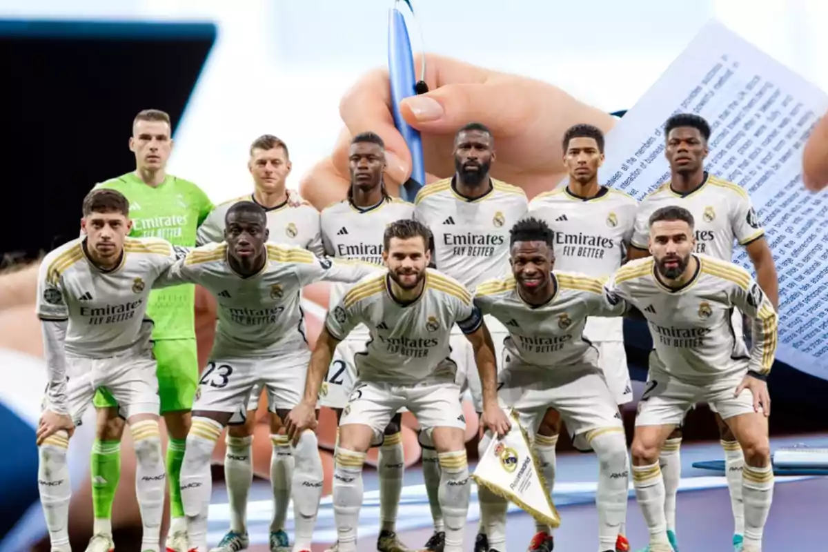 Jugadores de fútbol del Real Madrid posando en el campo con un fondo de manos escribiendo en documentos.