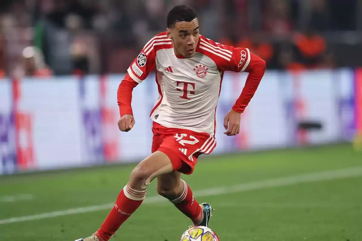 Jugador de fútbol con uniforme rojo y blanco en acción durante un partido.