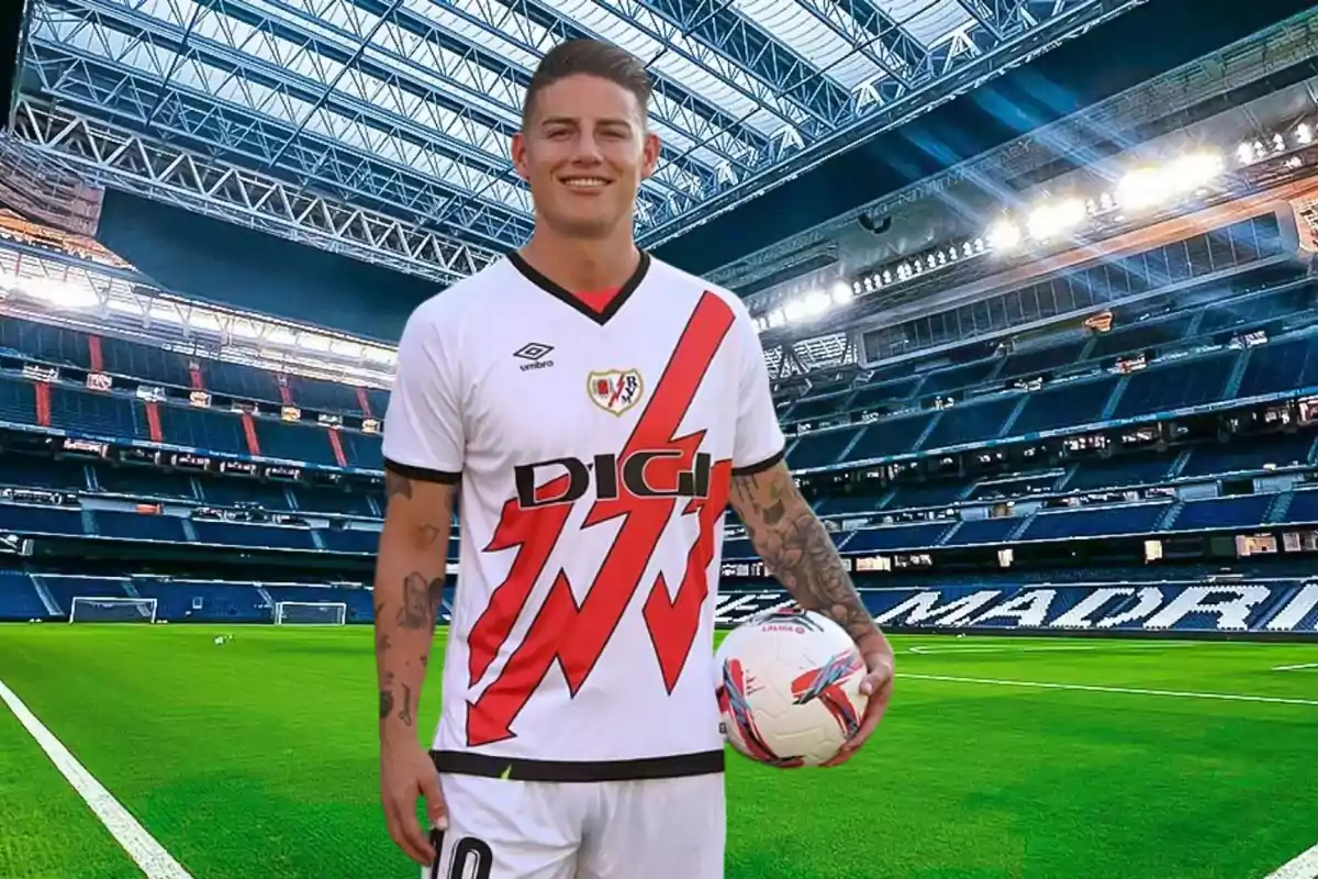 Un jugador de fútbol con el uniforme del Rayo Vallecano sostiene un balón en un estadio.