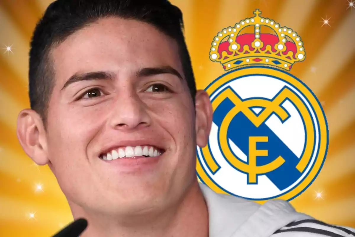 Un hombre sonriente con el logo del Real Madrid de fondo.