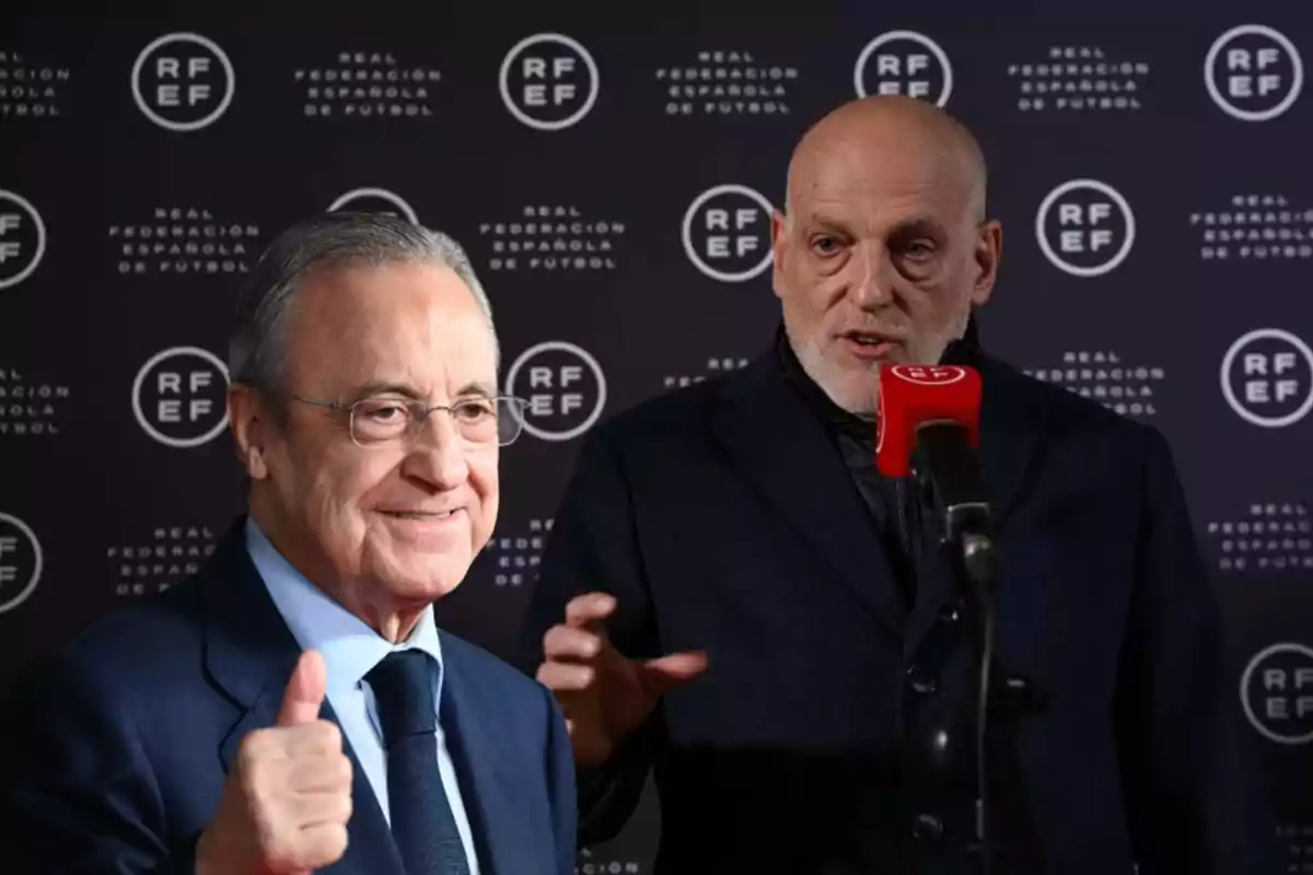 Dos hombres en un evento de la Real Federación Española de Fútbol, uno de ellos hablando frente a un micrófono.