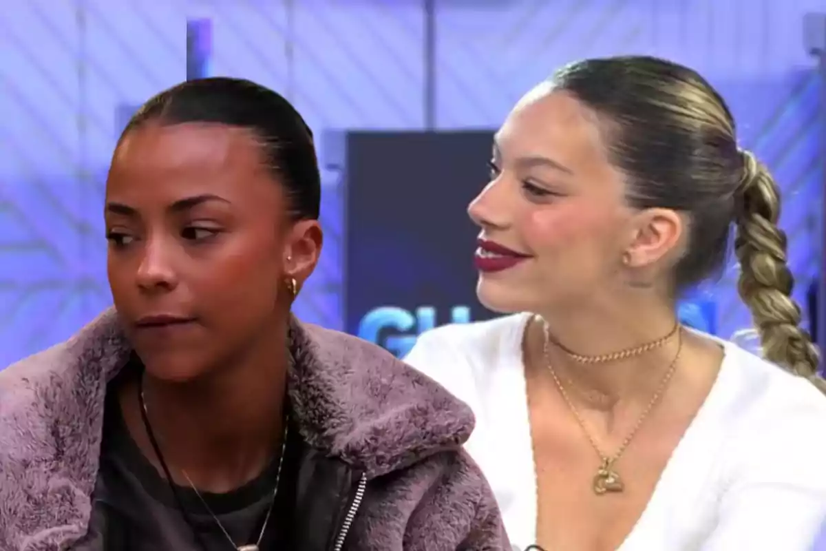 Dos mujeres con peinados recogidos están en un entorno de estudio de televisión, una de ellas lleva una chaqueta de peluche y la otra una blusa blanca.