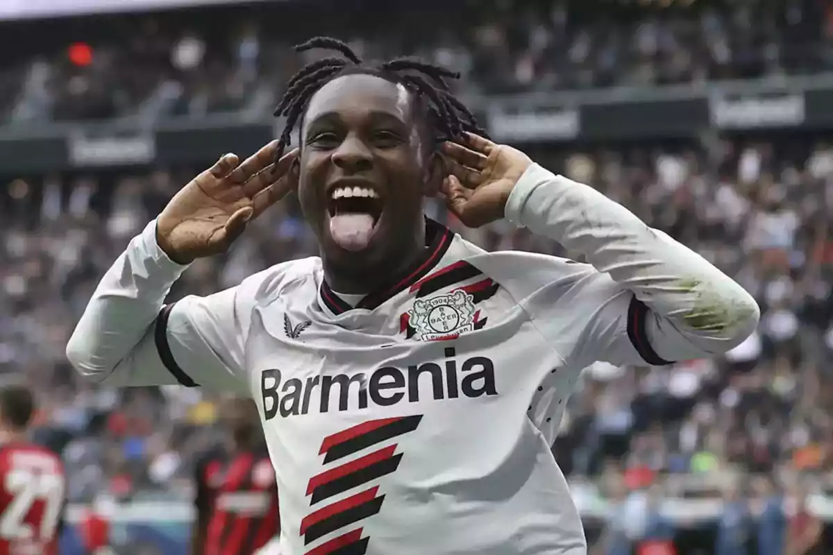 Jugador de fútbol celebrando un gol con la camiseta del Bayer Leverkusen.