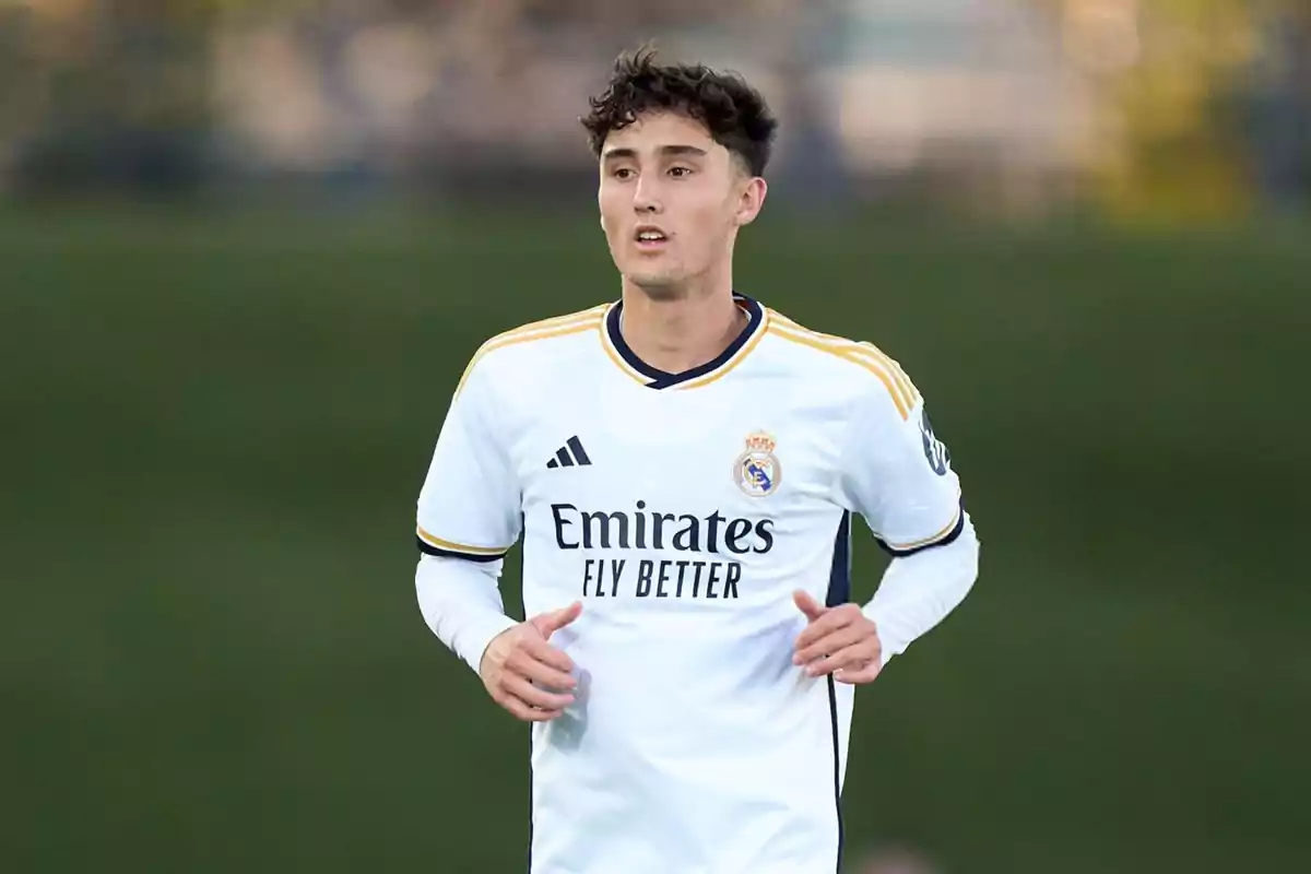 Jugador de fútbol con uniforme blanco del Real Madrid en el campo de juego. Jugador de fútbol con uniforme blanco del Real Madrid en el campo de juego.