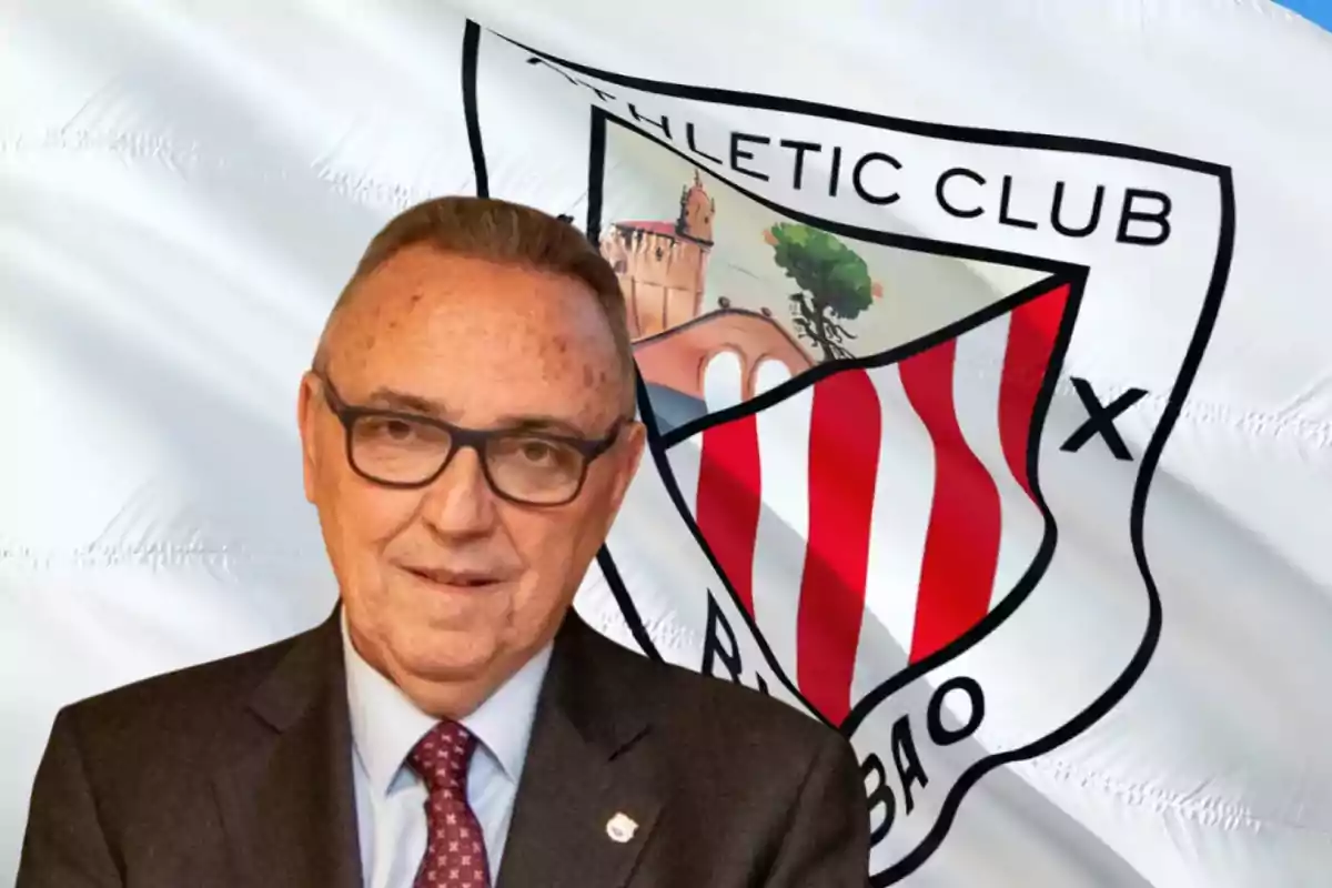 Un hombre con gafas y traje frente al escudo del Athletic Club.