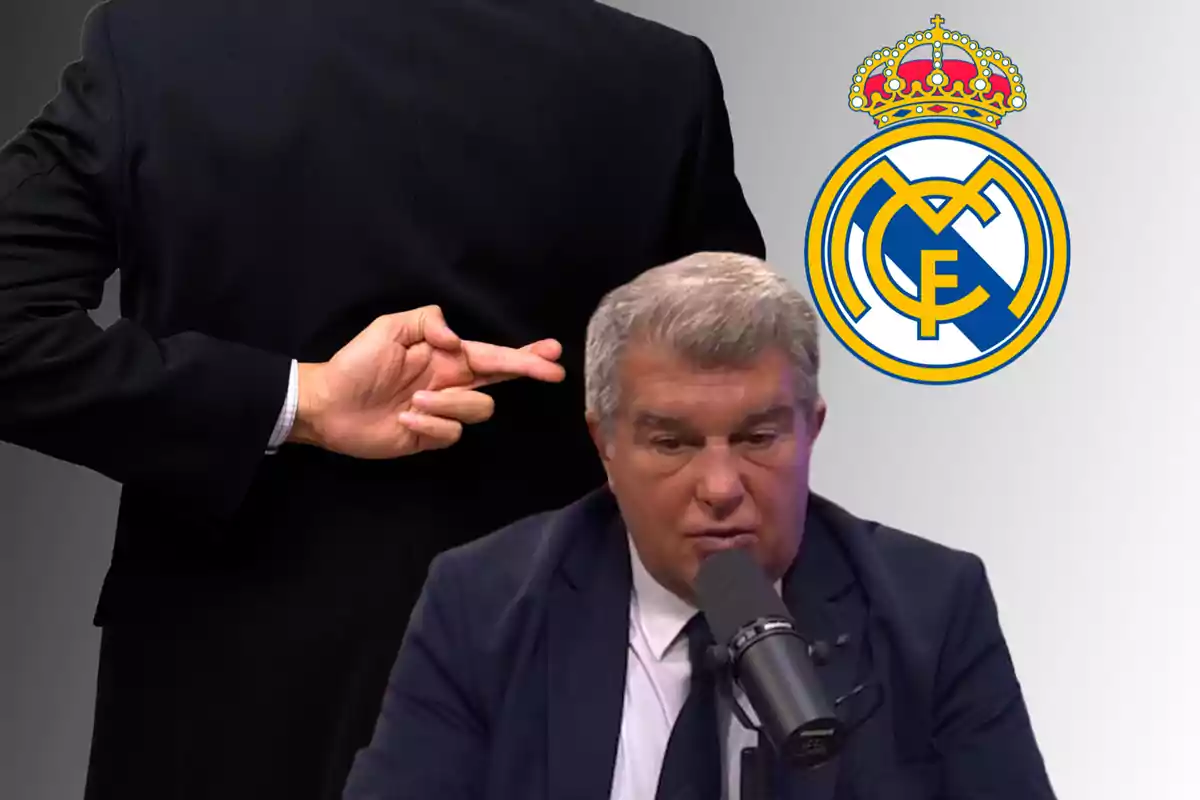 Joan Laporta hablando ante un micrófono con el escudo del Real Madrid encima y de fondo un hombre con los dedos cruzados de una mano en la espalda
