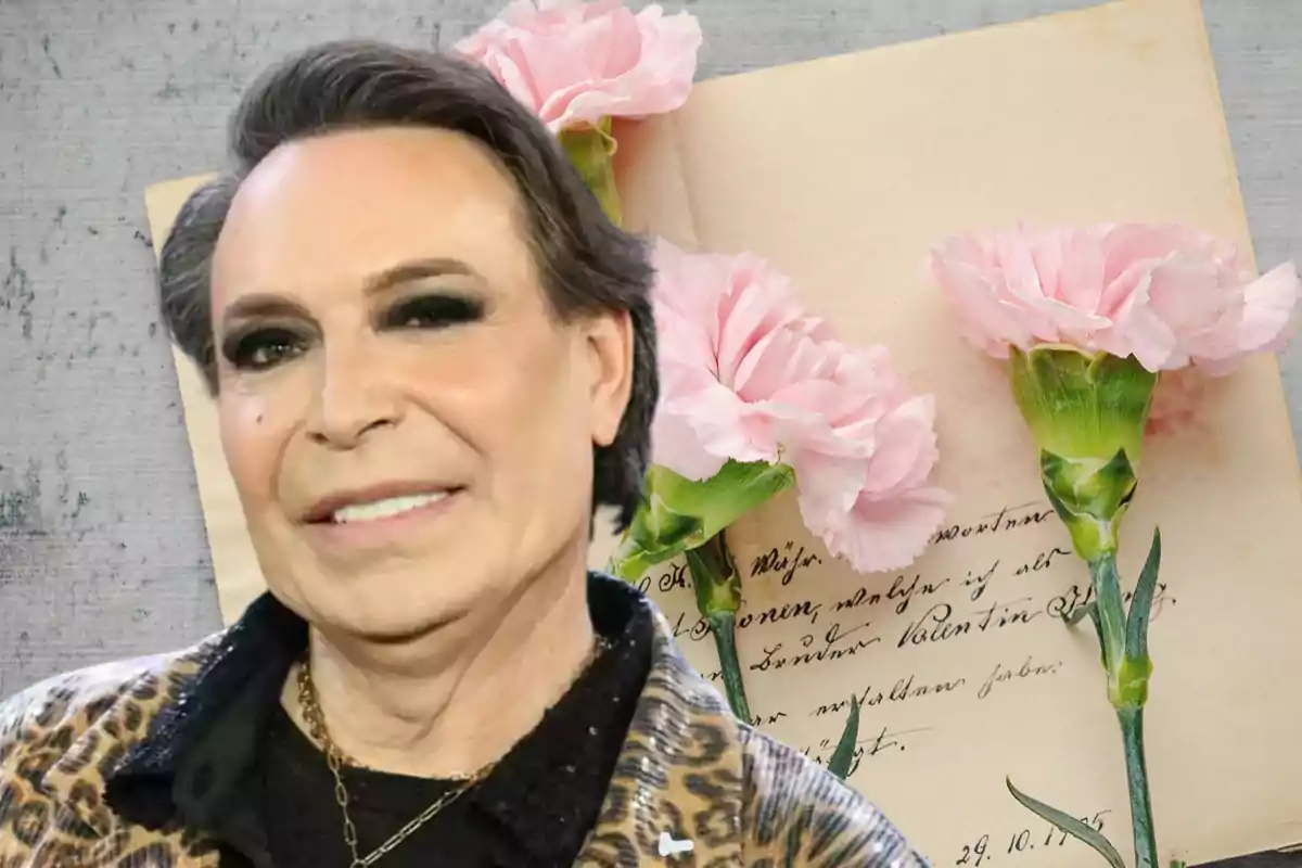 Una persona sonriente con maquillaje oscuro en los ojos, vestida con una chaqueta de estampado animal, aparece frente a un fondo que muestra un libro abierto con flores de clavel rosadas.