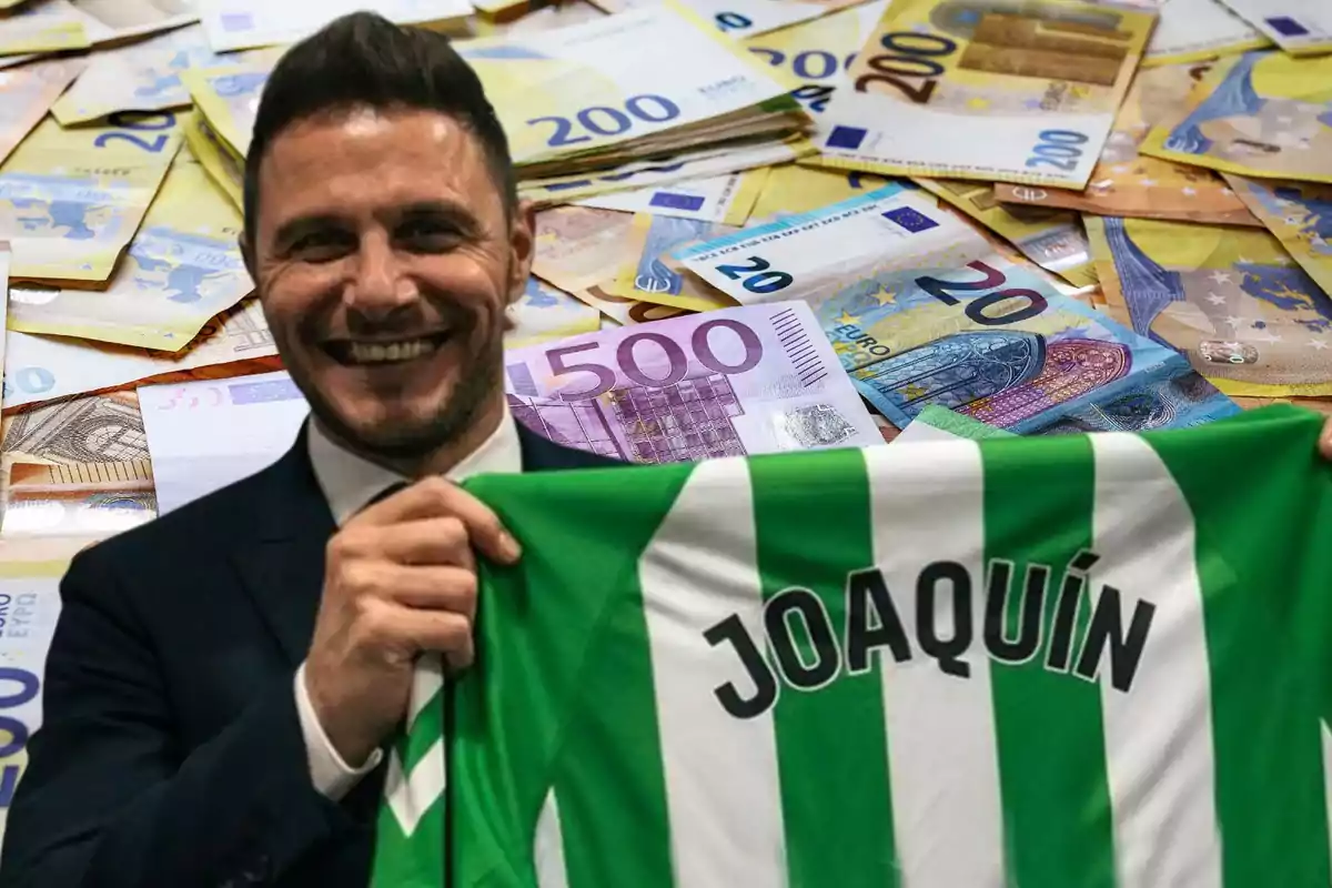 Un hombre sonriente sostiene una camiseta verde y blanca con el nombre "Joaquín" frente a un fondo de billetes de euro.