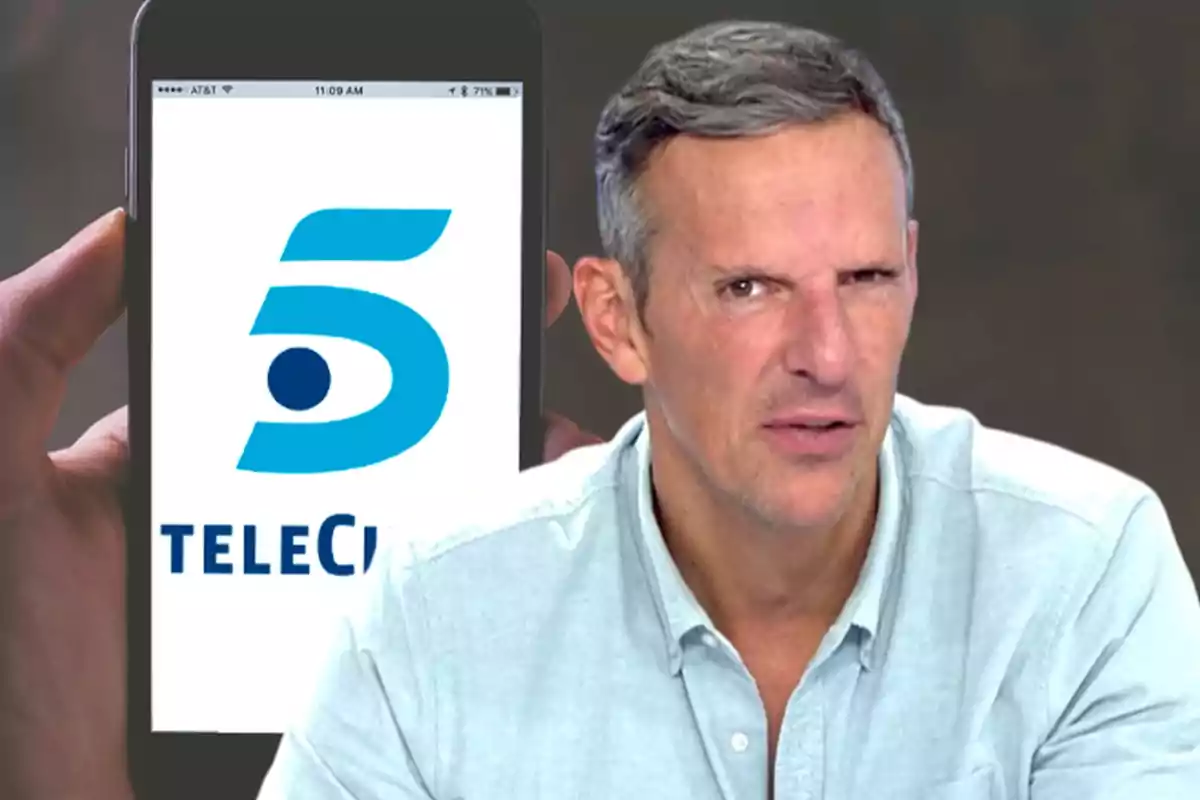 Un hombre con expresión seria frente a un teléfono que muestra el logo de Telecinco.