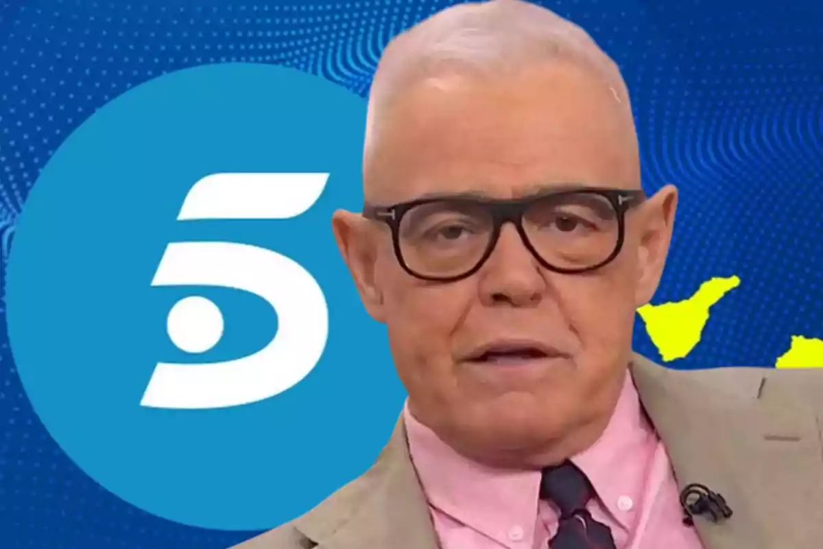 Un hombre con gafas y cabello corto aparece frente a un fondo azul con el logotipo de un canal de televisión.
