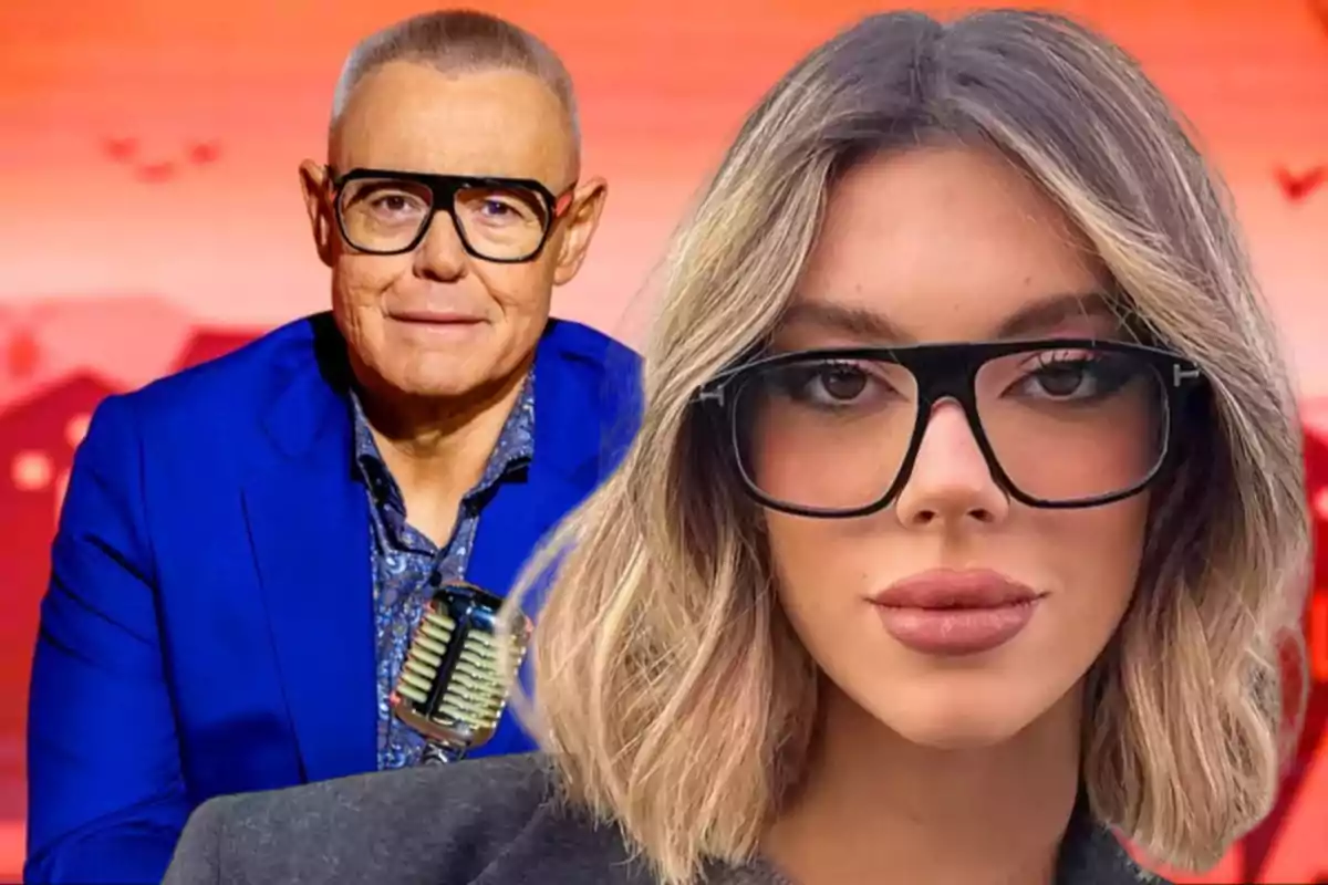 Dos personas con gafas grandes posan frente a un fondo rojo.