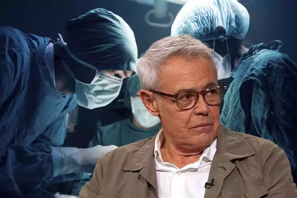 Hombre de cabello canoso y gafas al frente, con fondo de cirujanos usando mascarillas y gorros quirúrgicos en una sala de operaciones