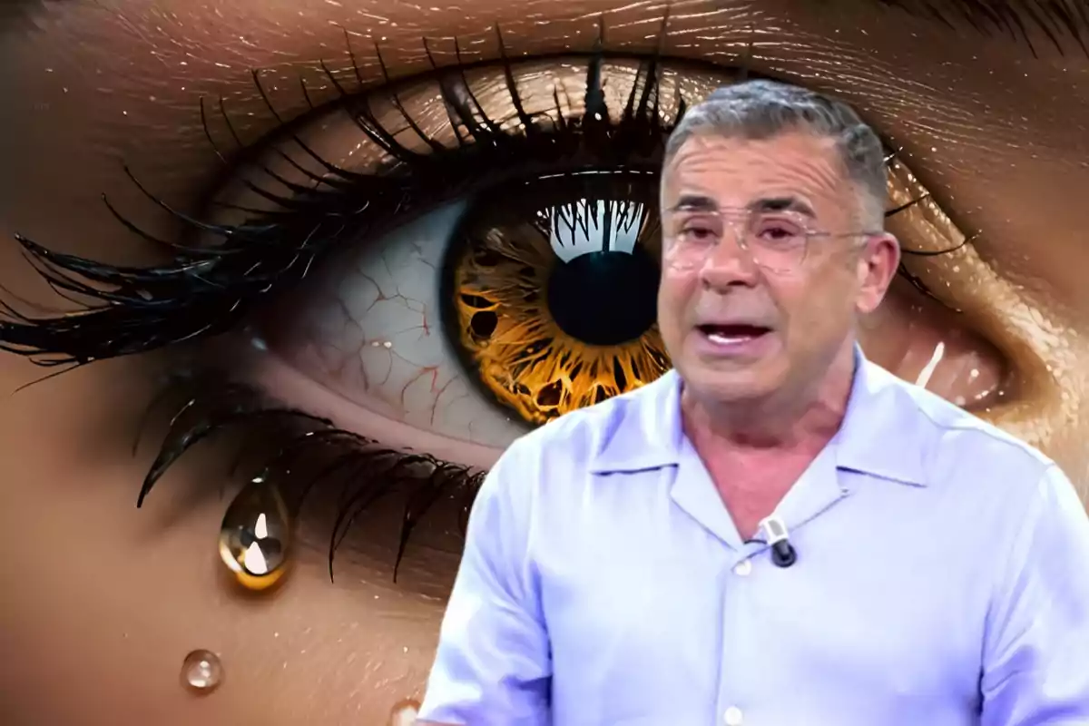 Un hombre con gafas y camisa clara está hablando frente a una imagen de un ojo grande con una lágrima.