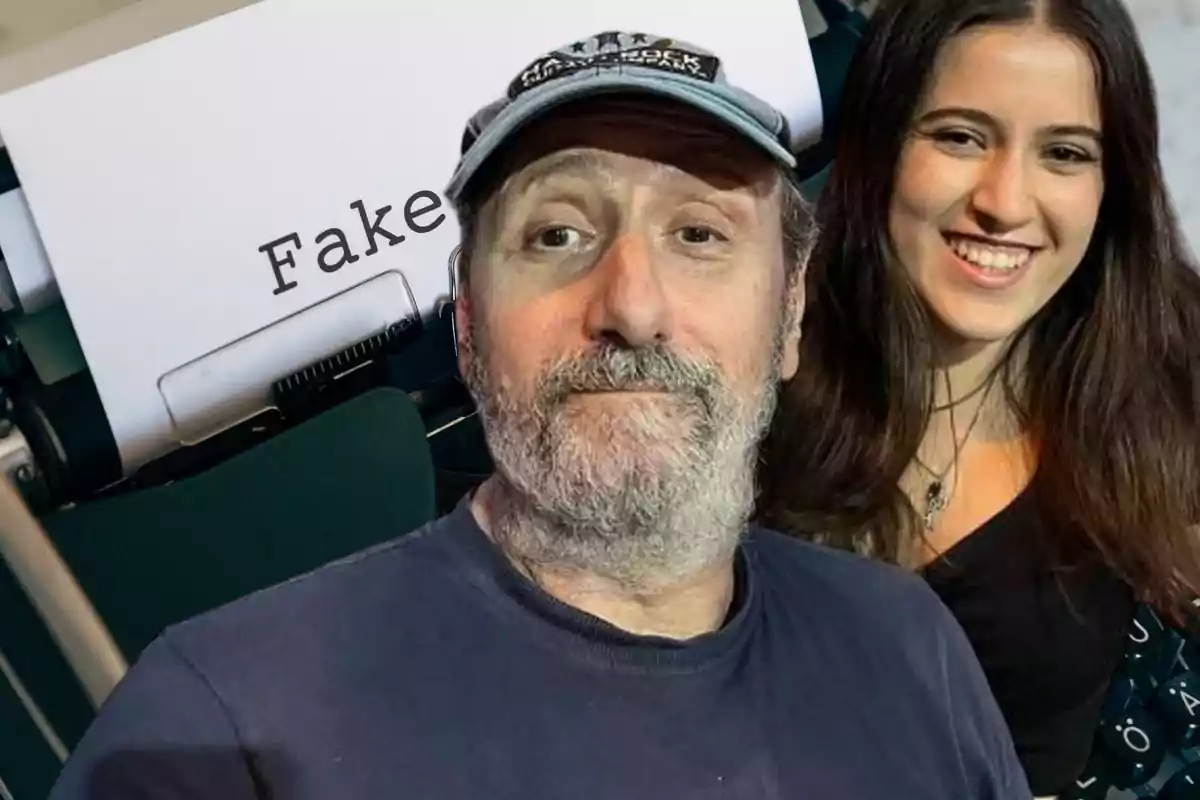 Un hombre con gorra y barba junto a una mujer sonriente, con una máquina de escribir de fondo que tiene una hoja con la palabra "Fake".