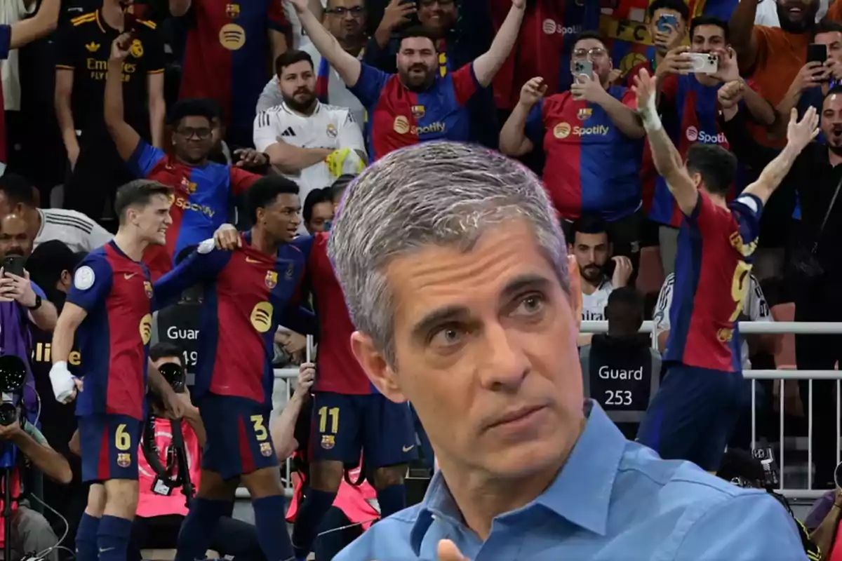 Un hombre de cabello canoso en primer plano con jugadores de fútbol celebrando y aficionados en el fondo.