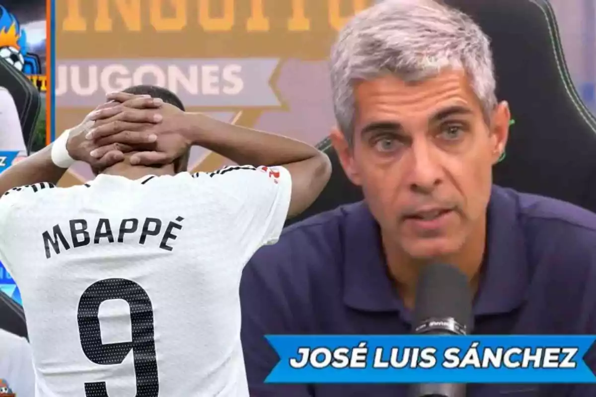 Un jugador de fútbol con la camiseta número 9 y el nombre "Mbappé" en la espalda se lleva las manos a la cabeza mientras un hombre de cabello canoso habla frente a un micrófono con un letrero que dice "José Luis Sánchez".