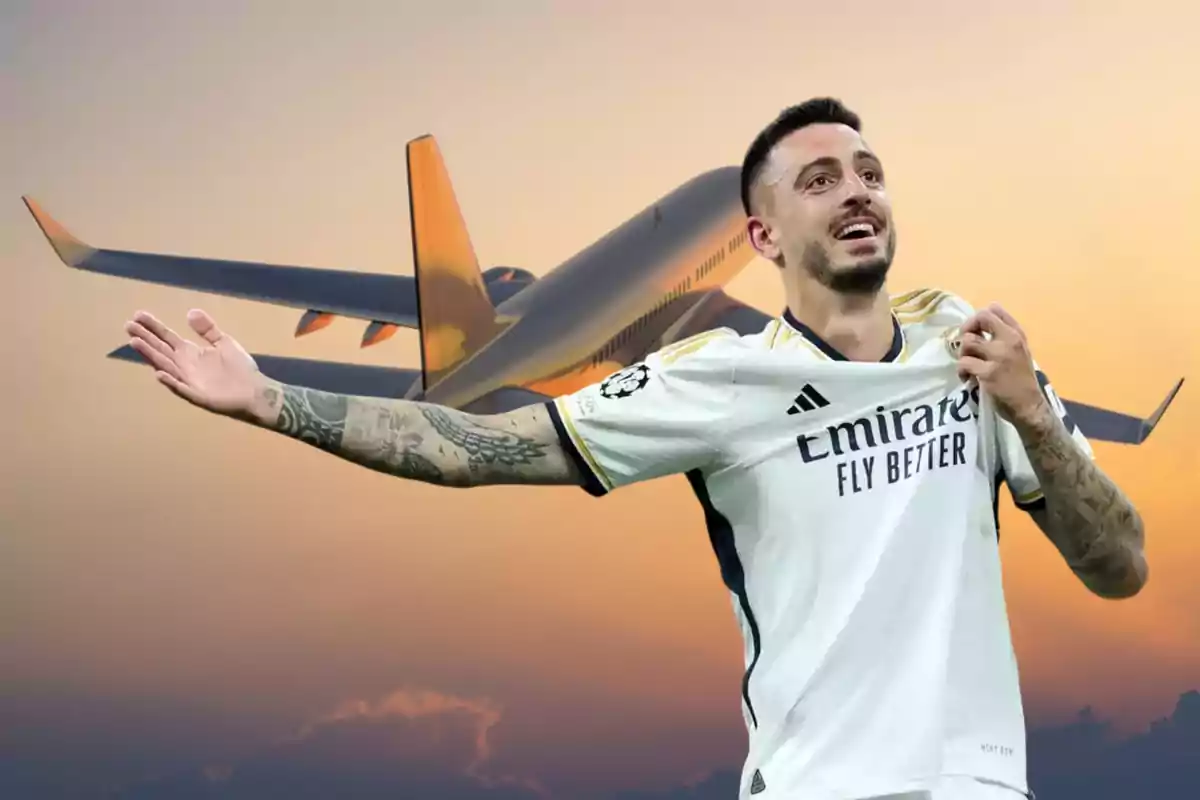 Un jugador de fútbol celebrando con una camiseta blanca frente a un avión en vuelo al atardecer.