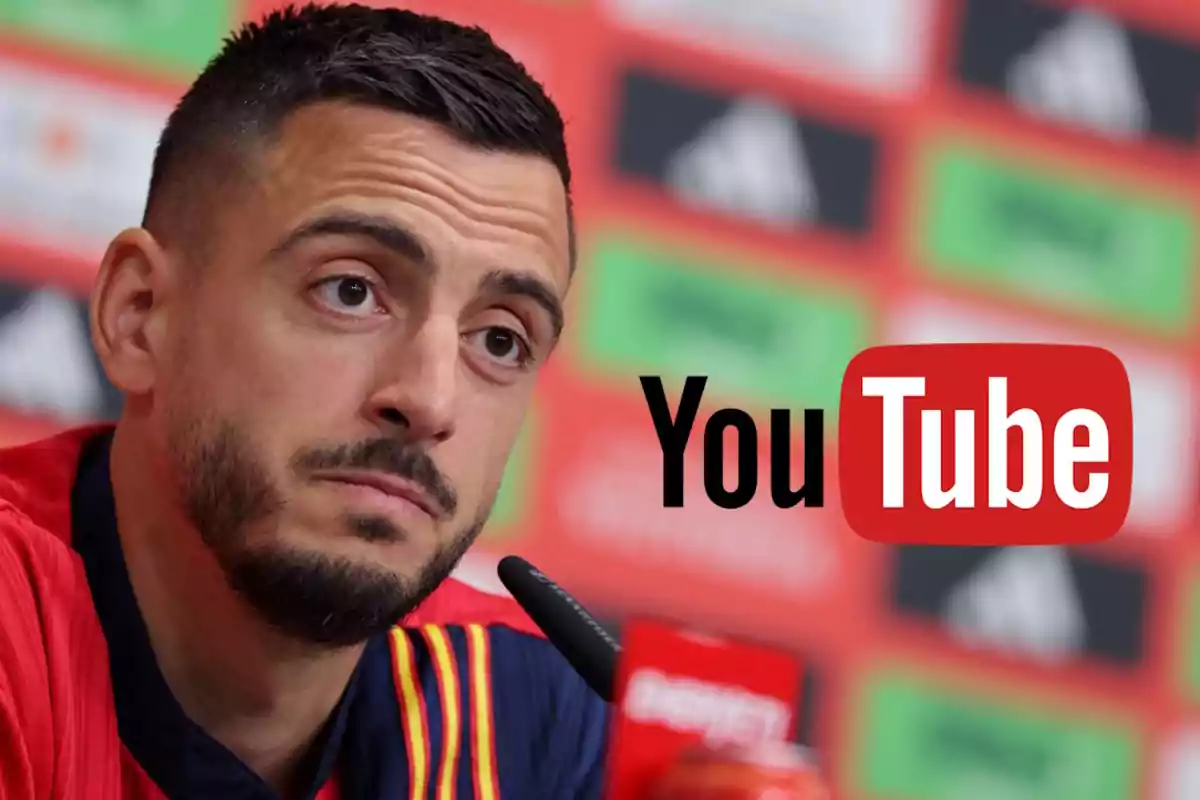 Joselu Mato en una conferencia de prensa con el logo de YouTube superpuesto.