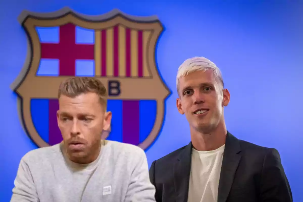 Dos personas posan frente al escudo del FC Barcelona.