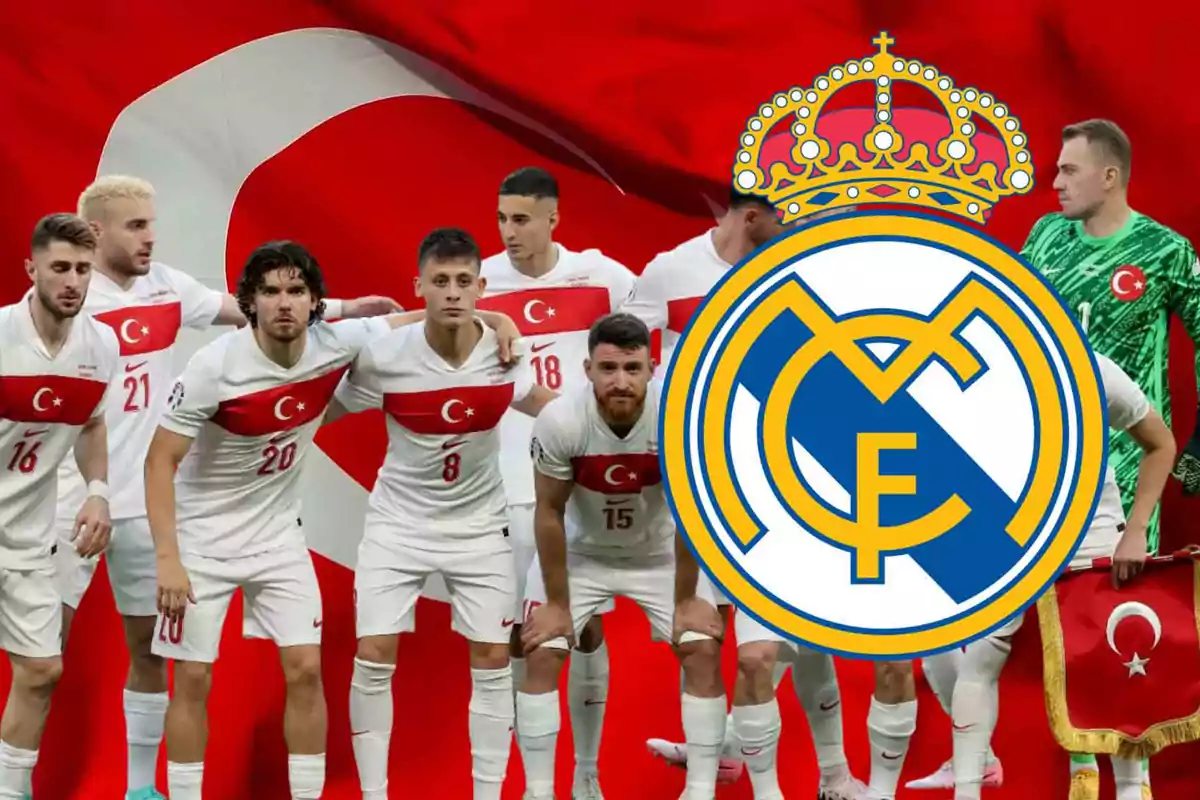 Jugadores de fútbol con uniforme de Turquía posando frente a una bandera turca con el escudo del Real Madrid superpuesto.