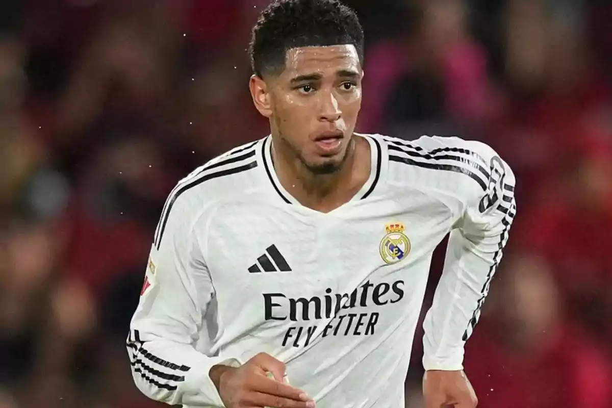 Jugador de fútbol con la camiseta del Real Madrid en acción durante un partido.