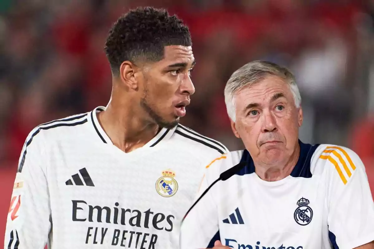 Un jugador y un entrenador del Real Madrid durante un partido.