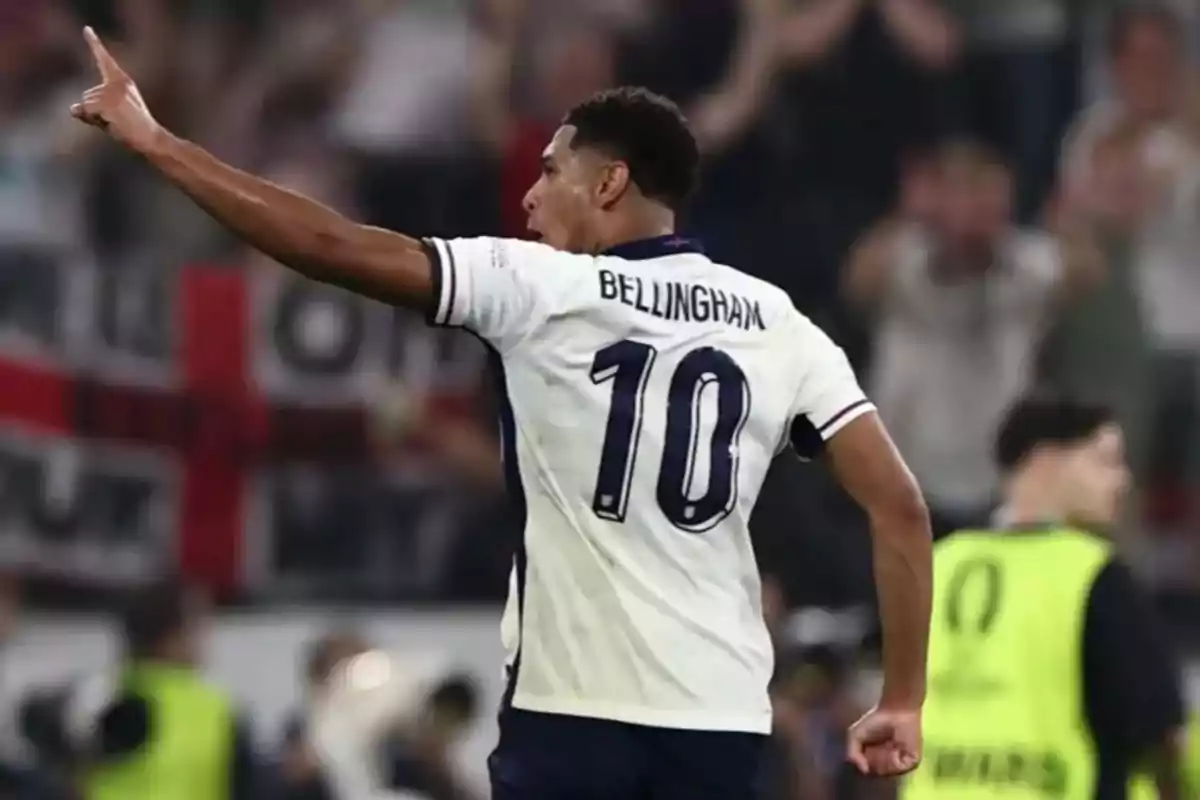 Jugador de fútbol con la camiseta número 10 celebrando en un estadio.