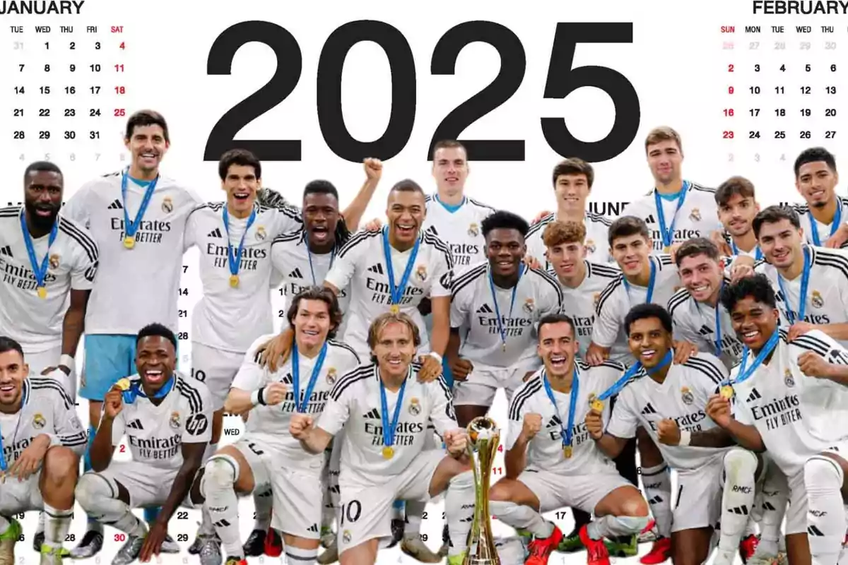 Un equipo de fútbol celebra con medallas y un trofeo frente a un calendario del año 2025.