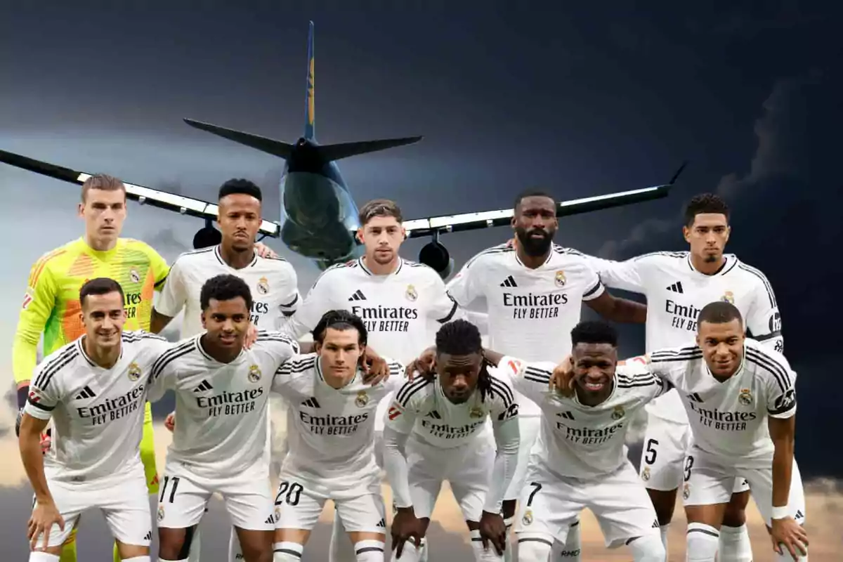 Un equipo de fútbol posando con un avión en el fondo.