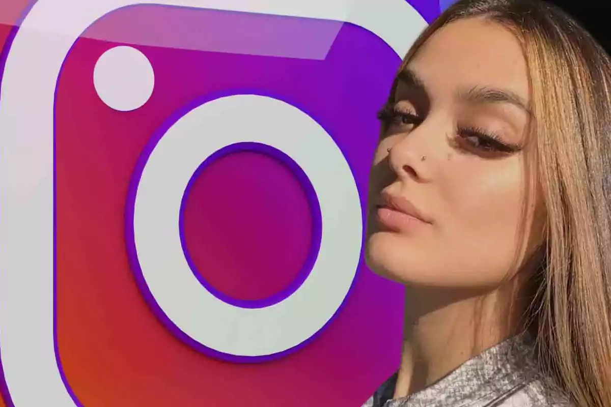 Una mujer posando frente al logo de Instagram.