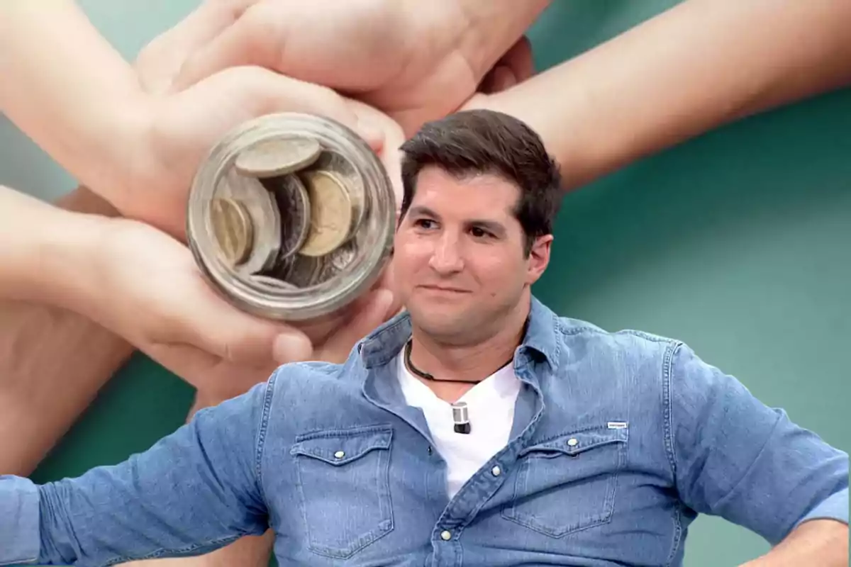 Un hombre con camisa de mezclilla está sentado frente a una imagen de varias manos sosteniendo un frasco con monedas.