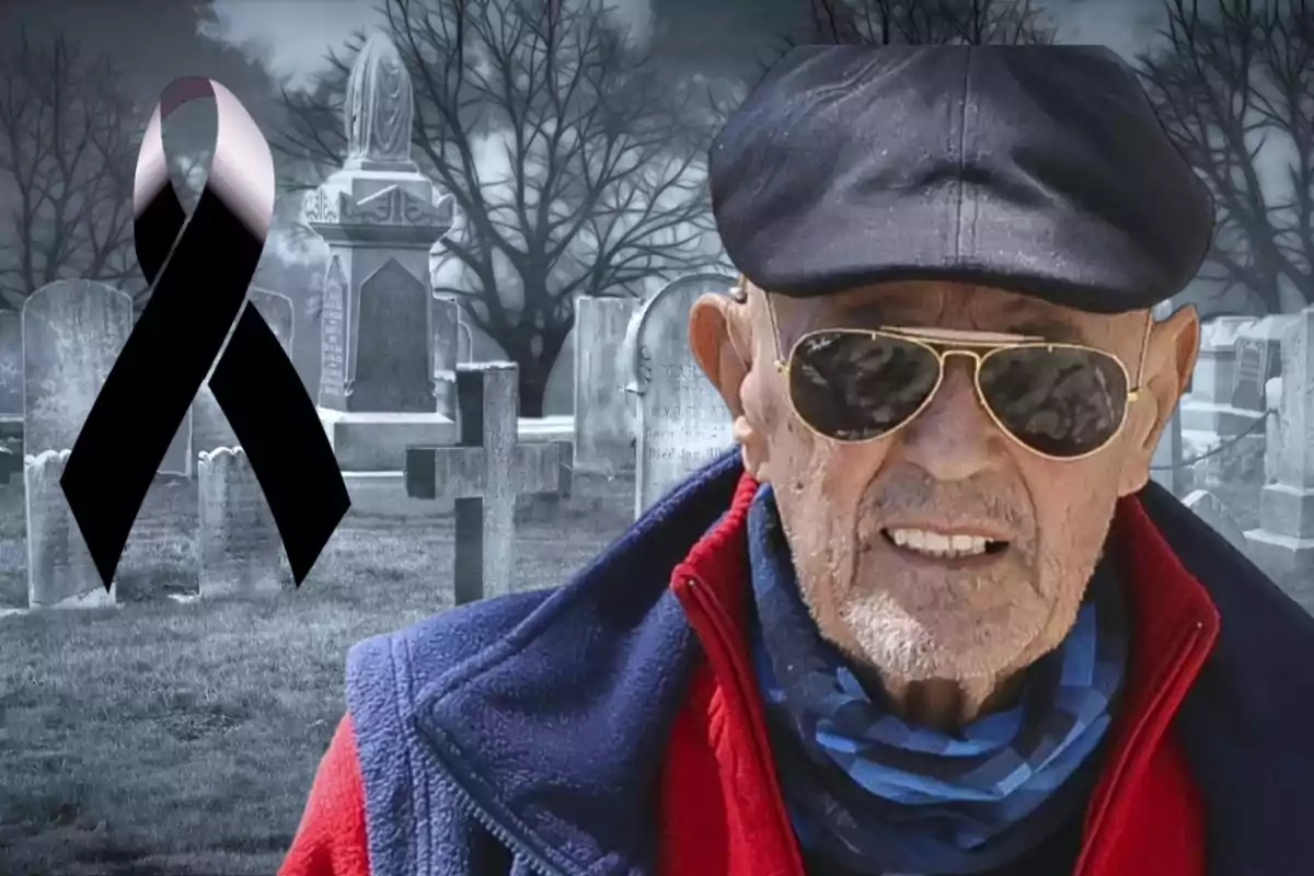 Hombre mayor con gafas de sol y gorra en un cementerio con un lazo negro de luto.