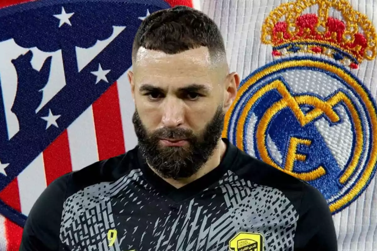 Un jugador de fútbol con barba y cabello corto aparece en primer plano, con los escudos del Atlético de Madrid y el Real Madrid de fondo.