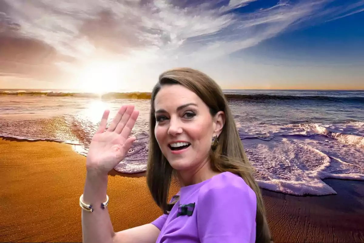 Una mujer con vestido morado saludando frente a una playa al atardecer.