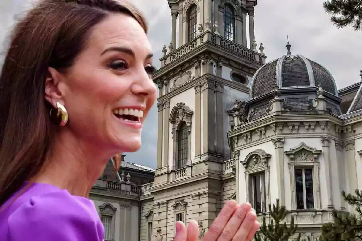 Una mujer sonriente con un vestido morado y aretes dorados está frente a un edificio histórico con arquitectura clásica y una cúpula.