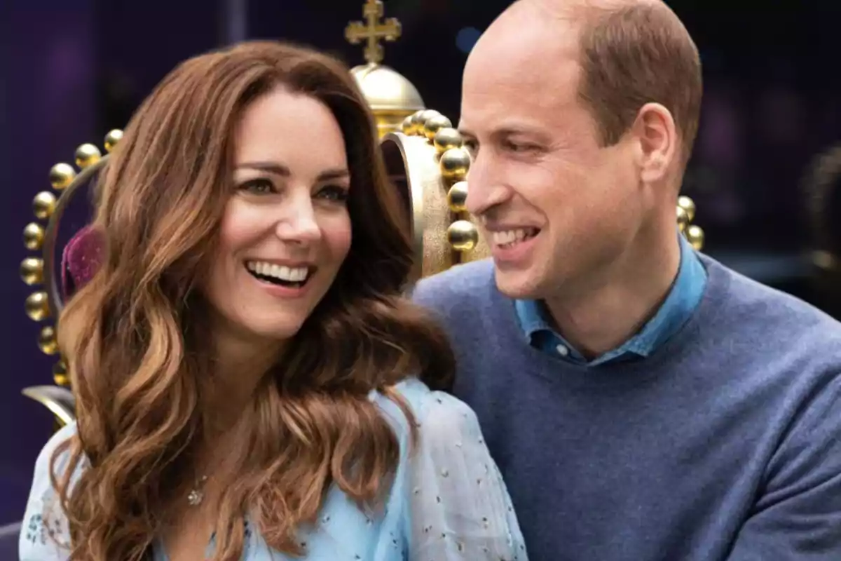 Una pareja sonriente con coronas de fondo.