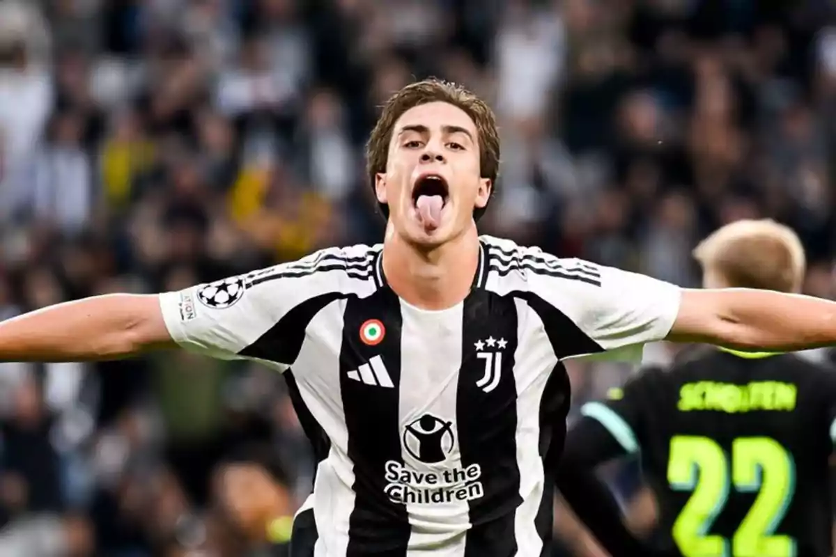 Jugador de fútbol celebrando un gol con los brazos extendidos y la lengua afuera, vistiendo el uniforme del Juventus. Jugador de fútbol celebrando un gol con los brazos extendidos y la lengua afuera, vistiendo el uniforme del Juventus.