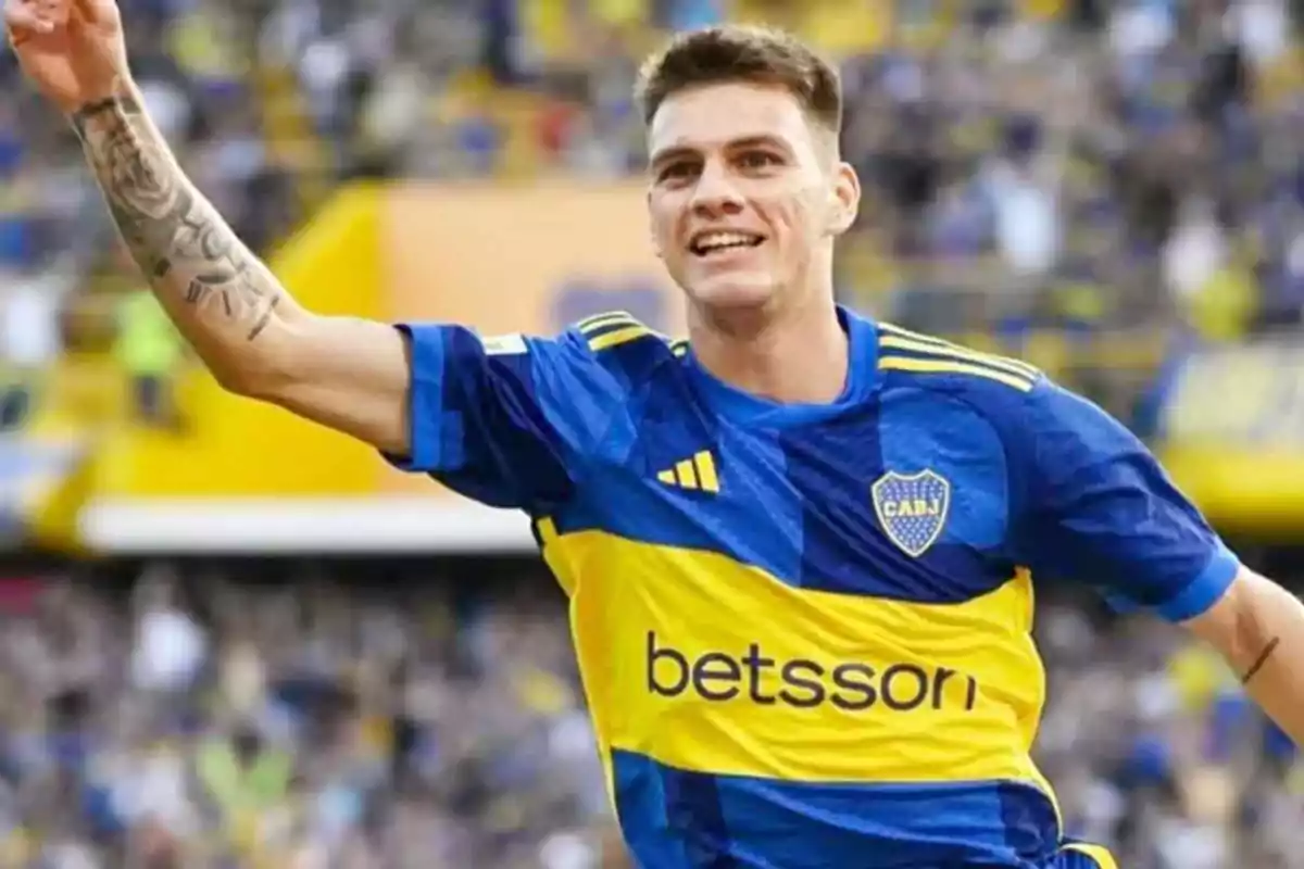 Jugador de fútbol celebrando un gol con la camiseta de Boca Juniors.