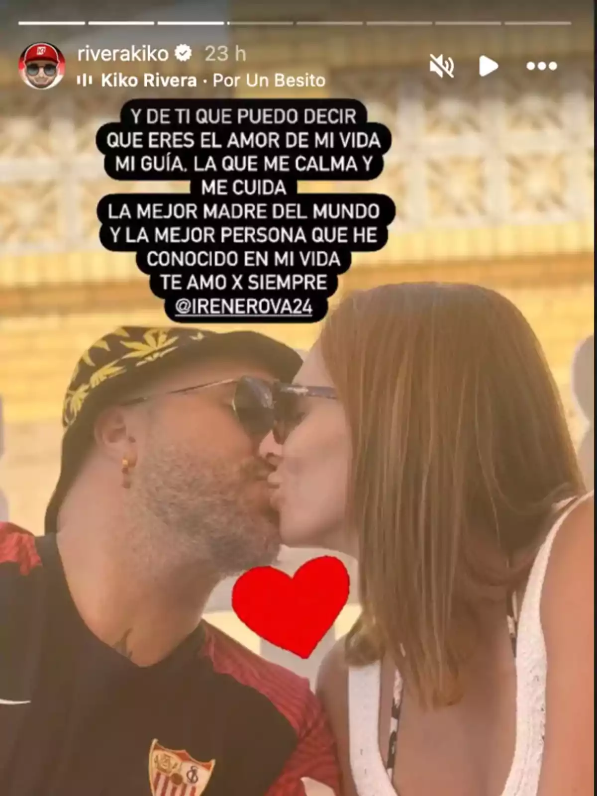 Una pareja se besa mientras el hombre lleva una camiseta del Sevilla FC y la mujer una blusa blanca. Un mensaje de amor está superpuesto en la imagen, expresando sentimientos profundos y agradecimiento hacia la mujer. Una pareja se besa mientras el hombre lleva una camiseta del Sevilla FC y la mujer una blusa blanca. Un mensaje de amor está superpuesto en la imagen, expresando sentimientos profundos y agradecimiento hacia la mujer.