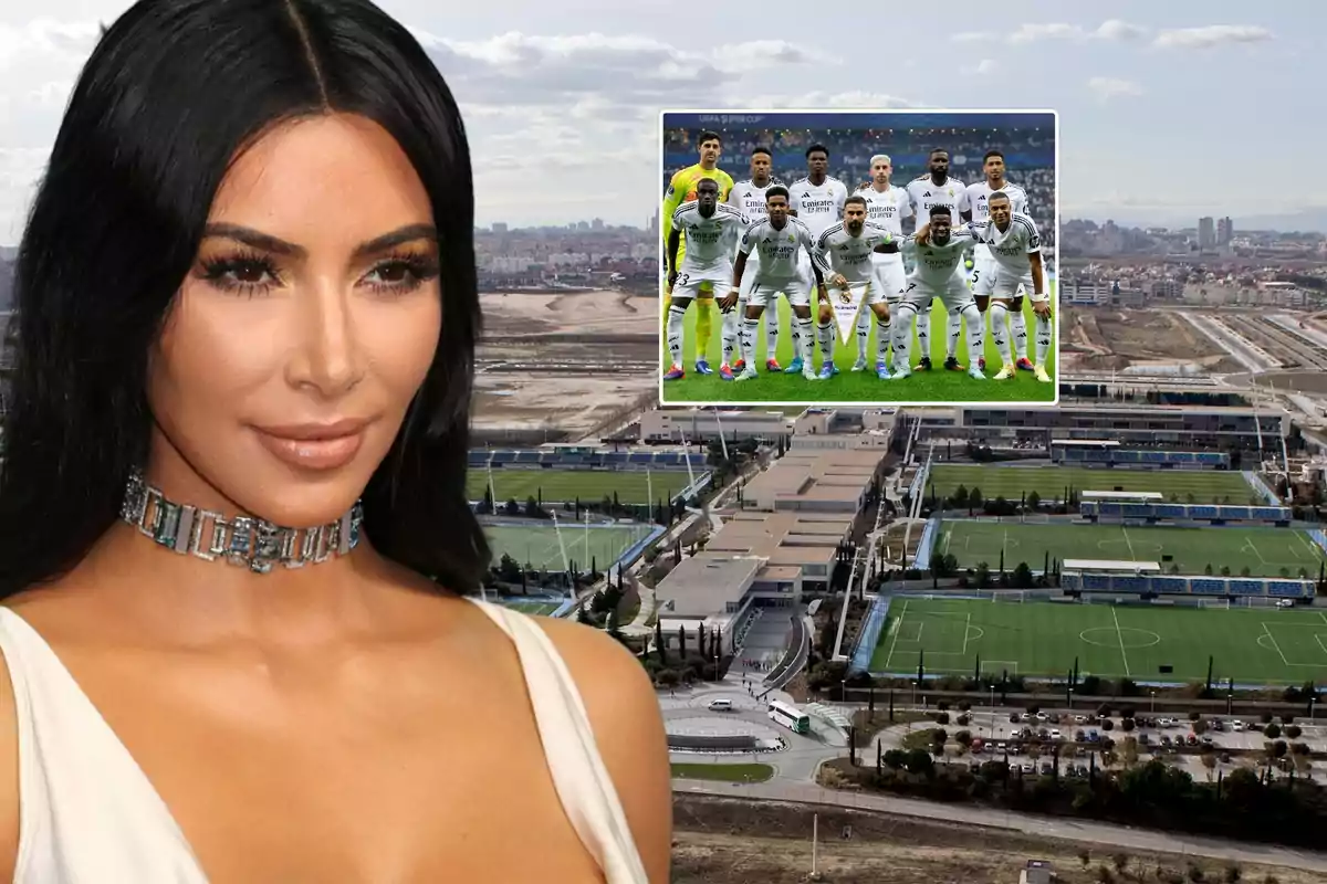 Una mujer con cabello oscuro y lacio, usando un collar brillante, aparece en primer plano con un complejo deportivo y un equipo de fútbol en el fondo.