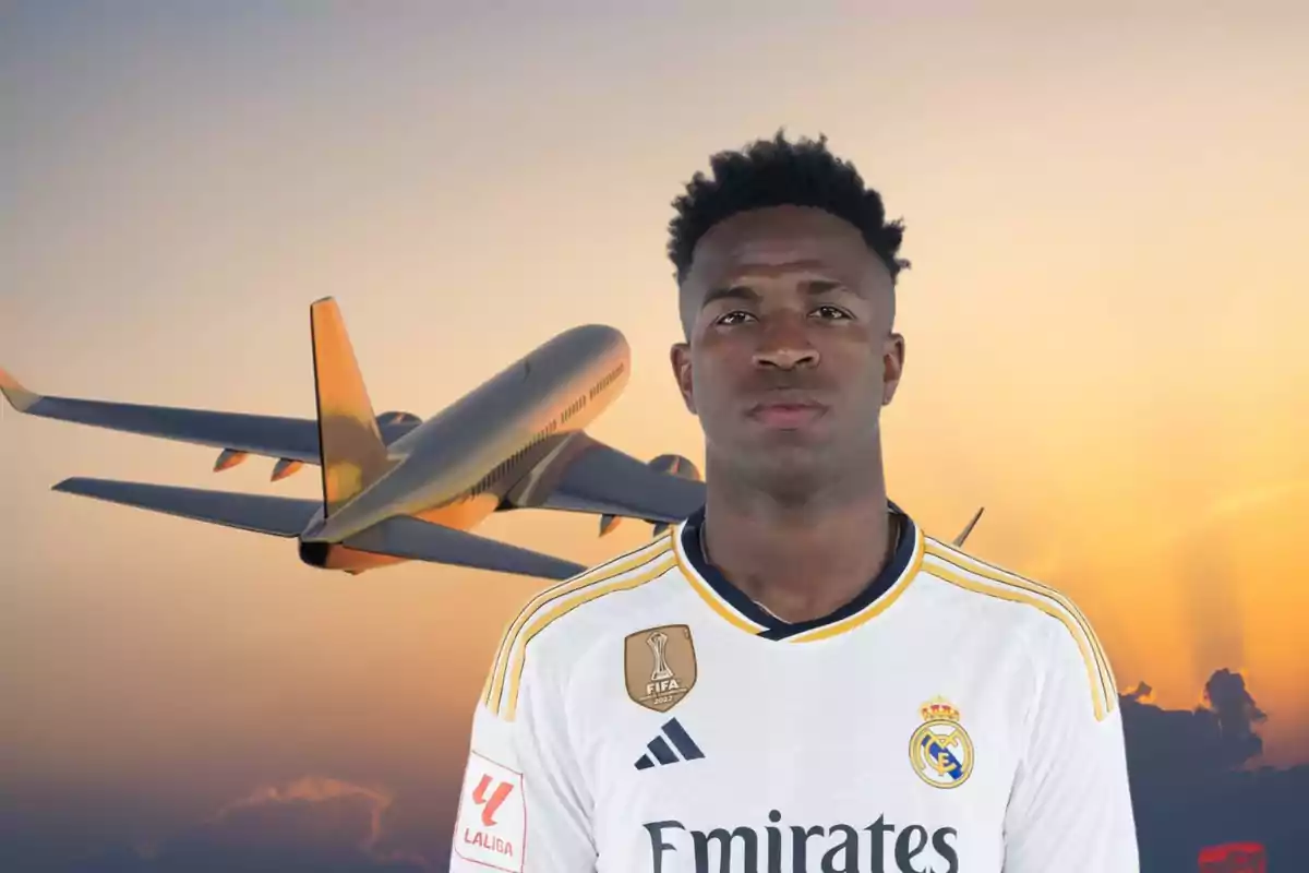 Un jugador de fútbol con la camiseta del Real Madrid frente a un avión en vuelo al atardecer.